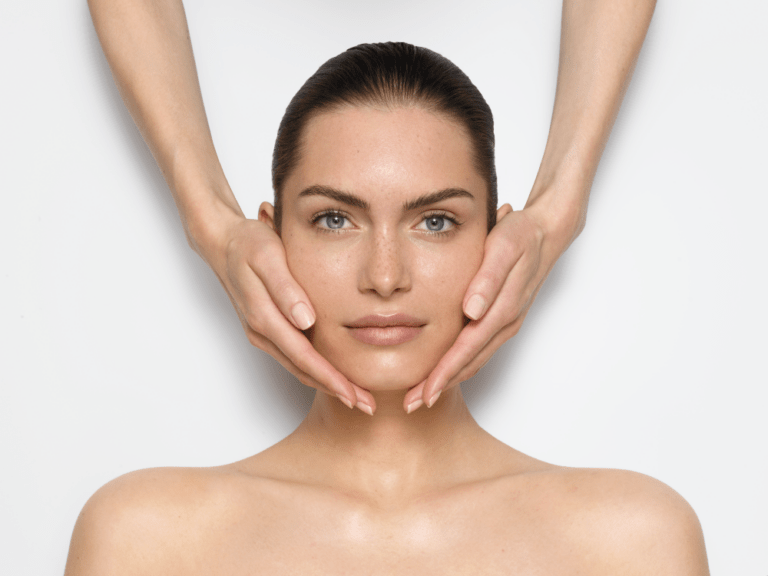 Gesichtsbehandlung mit QMS Kosmetik